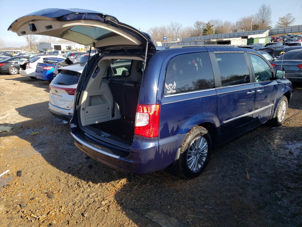Photo 4 from auction – 2015 CHRYSLER TOWN & COU with VIN 2C4RC1CG7FR673895