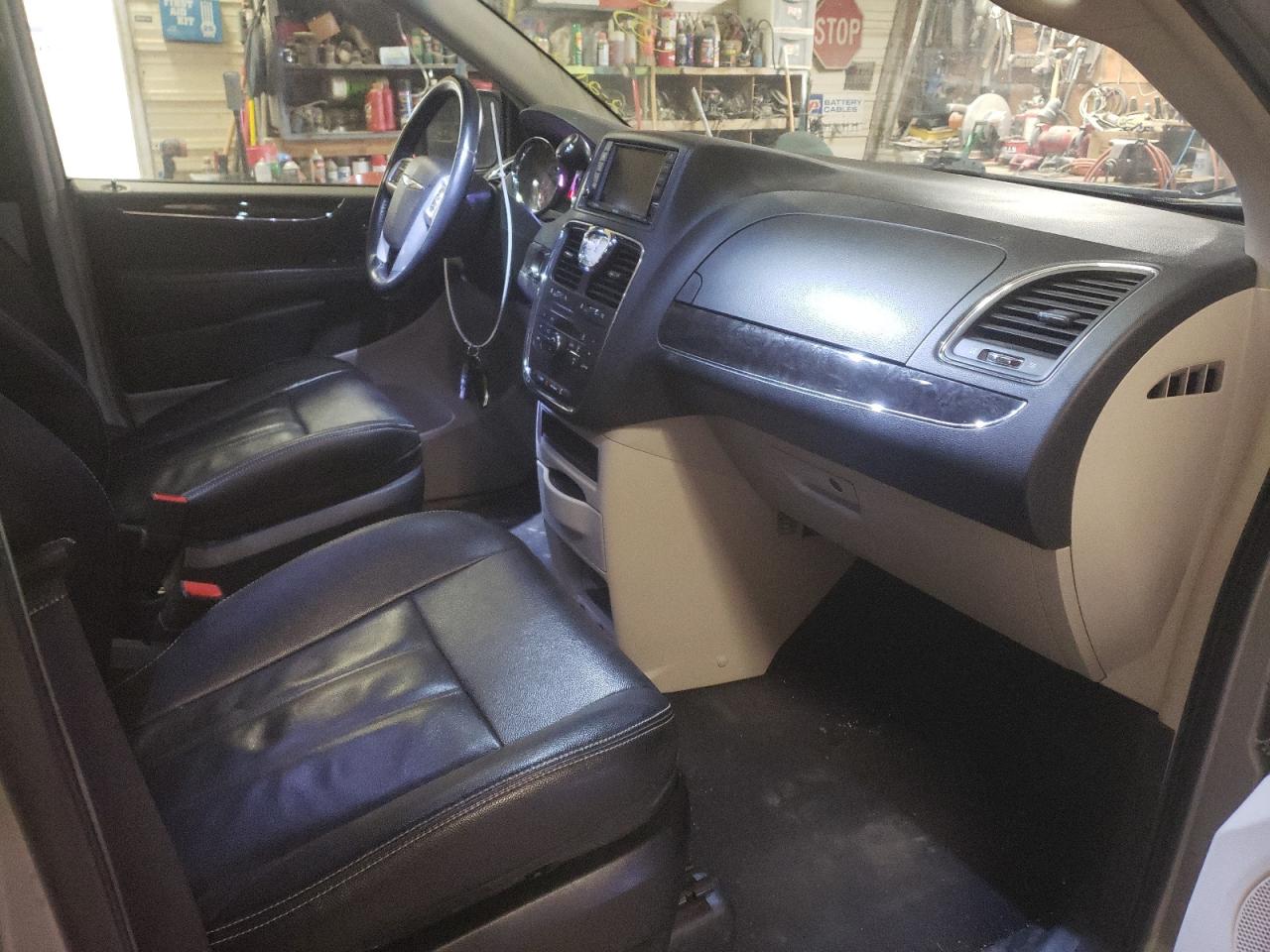 Photo 5 from auction – 2016 CHRYSLER TOWN & COU with VIN 2C4RC1BG5GR157795