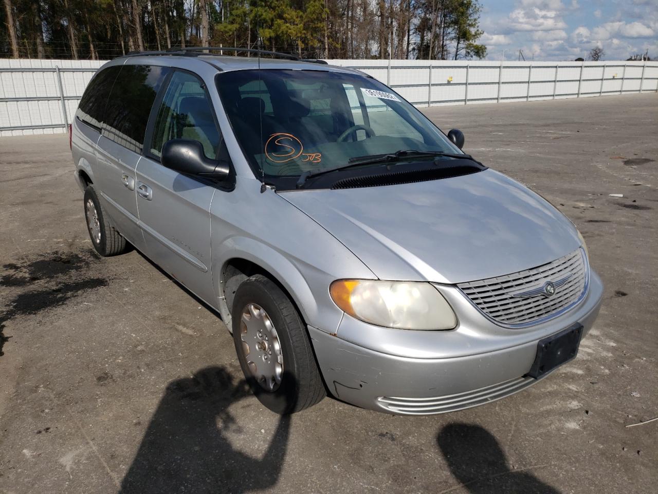 CHRYSLER TOWN & COU 2001 with VIN 2C8GP44G31R103976 - Photo from auction