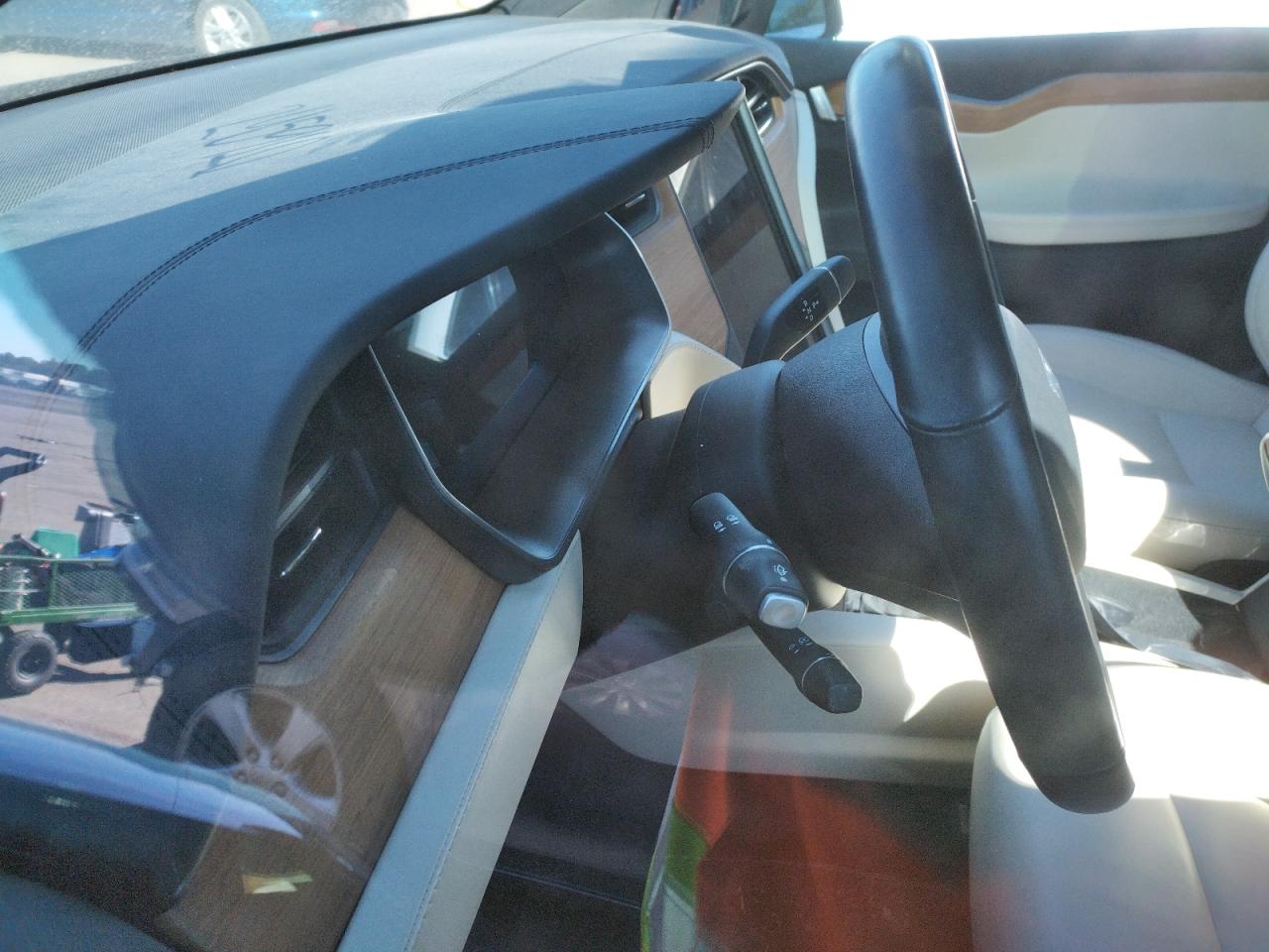 Photo 8 from auction – 2020 TESLA MODEL X with VIN 5YJXCAE27LF245910