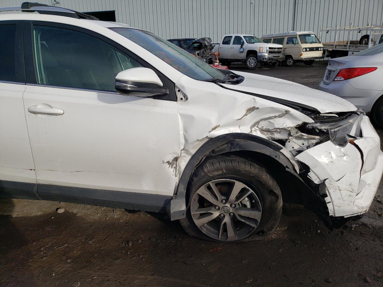 Photo 9 from auction – 2016 TOYOTA RAV4 XLE with VIN 2T3RFREV2GW461835