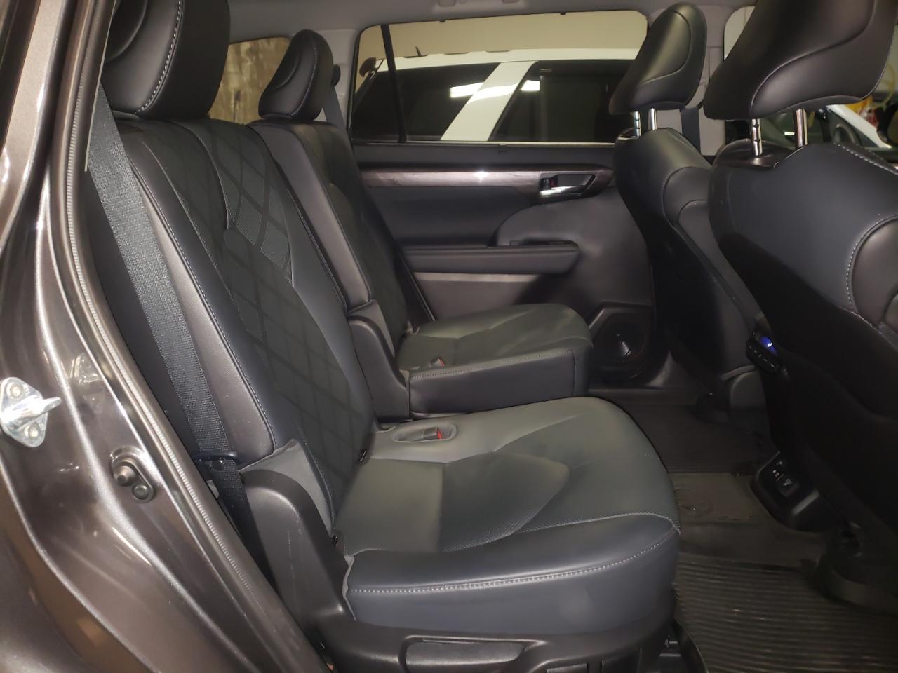 Photo 6 from auction – 2021 TOYOTA HIGHLANDER with VIN 5TDEBRCH5MS056072