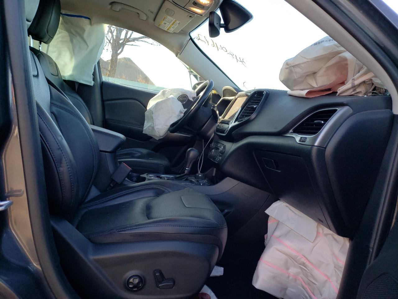 Photo 5 from auction – 2019 JEEP CHEROKEE L with VIN 1C4PJMDX0KD373965