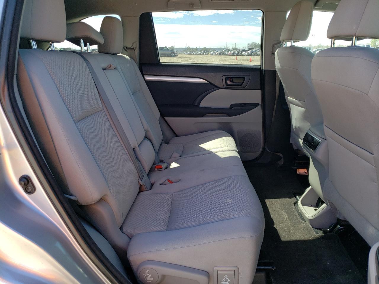 Photo 6 from auction – 2015 TOYOTA HIGHLANDER with VIN 5TDZARFH7FS013369