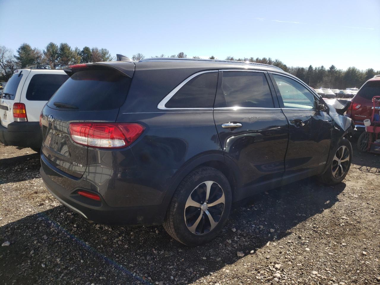 Photo 4 from auction – 2017 KIA SORENTO EX with VIN 5XYPHDA56HG323788