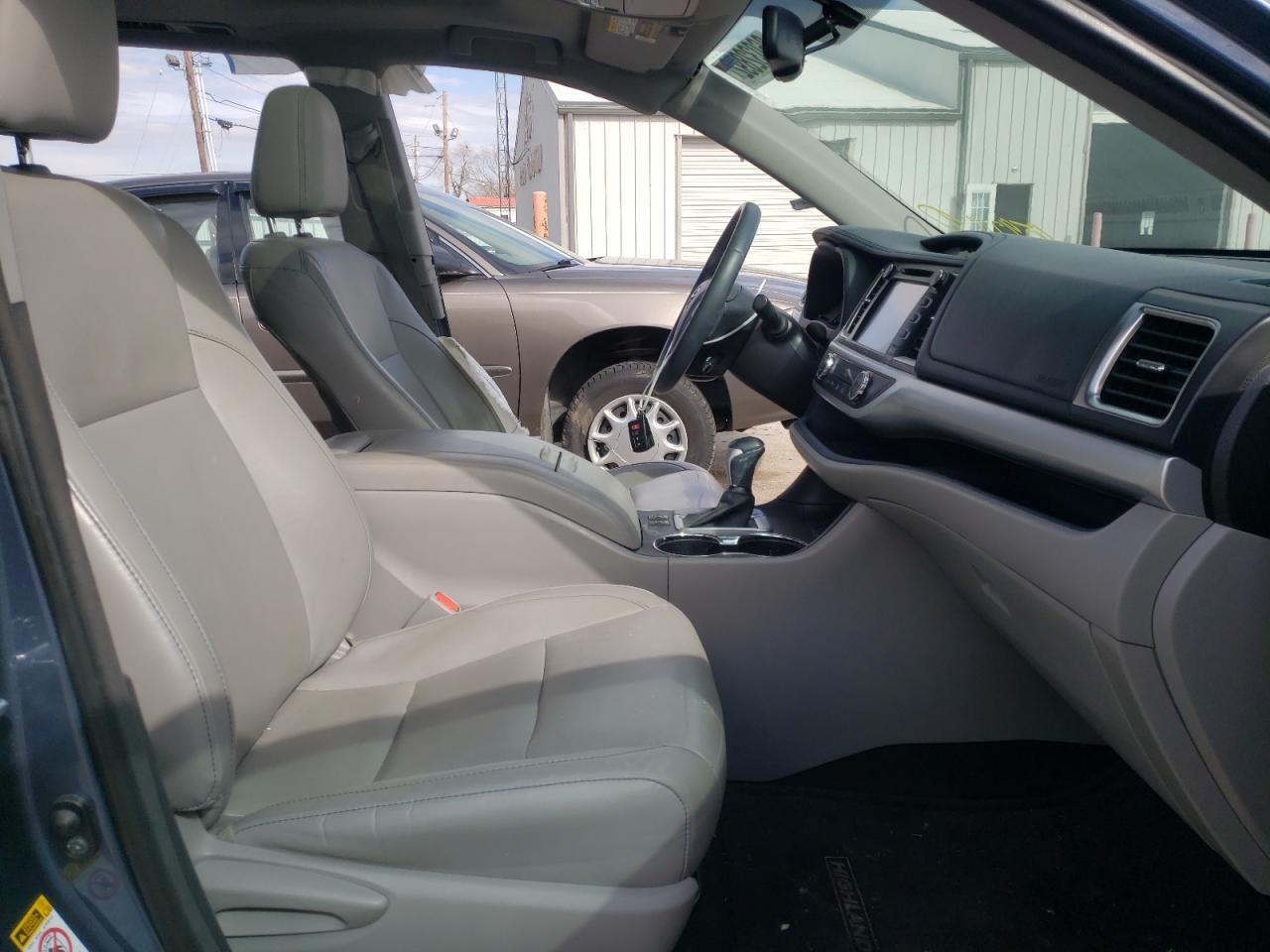 Photo 5 from auction – 2016 TOYOTA HIGHLANDER with VIN 5TDKKRFH0GS124278