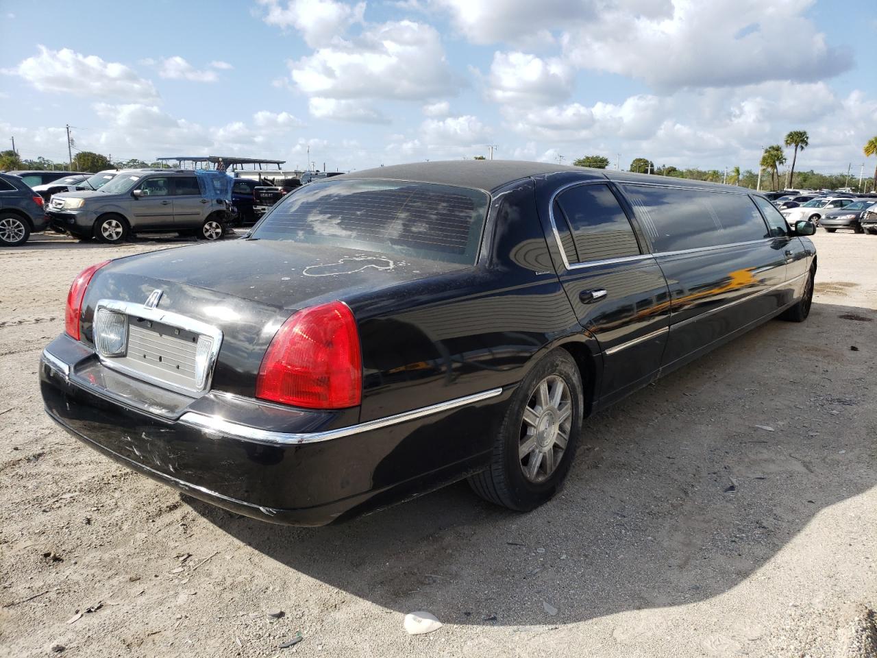 Photo 4 from auction – 2007 LINCOLN TOWN CAR E with VIN 1L1FM88W17Y621066