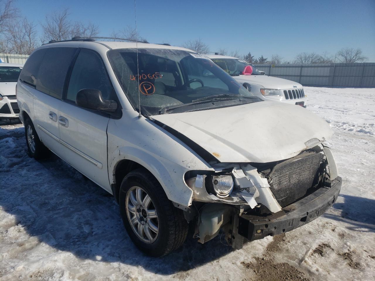 CHRYSLER TOWN & COU 2005 with VIN 2C8GP54L45R470605 - Photo from auction