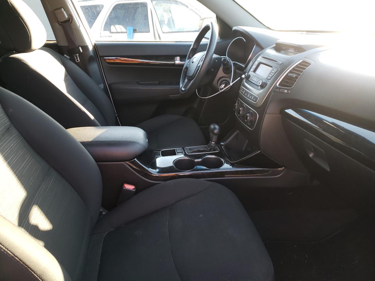 Photo 5 from auction – 2015 KIA SORENTO LX with VIN 5XYKT3A66FG625543