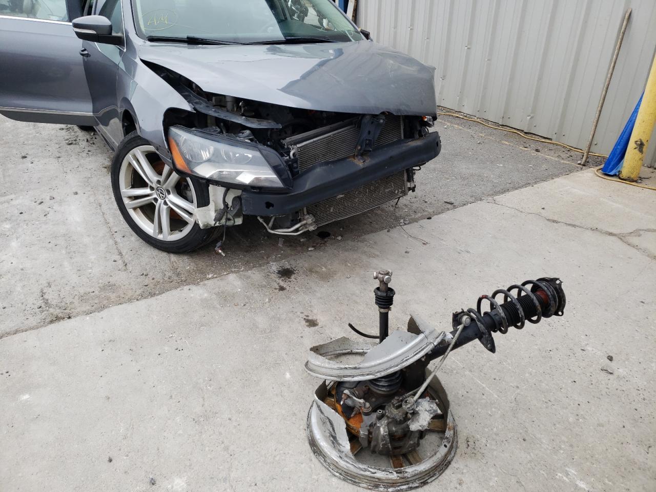 Photo 10 from auction – 2013 VOLKSWAGEN PASSAT SEL with VIN 1VWCN7A31DC040430