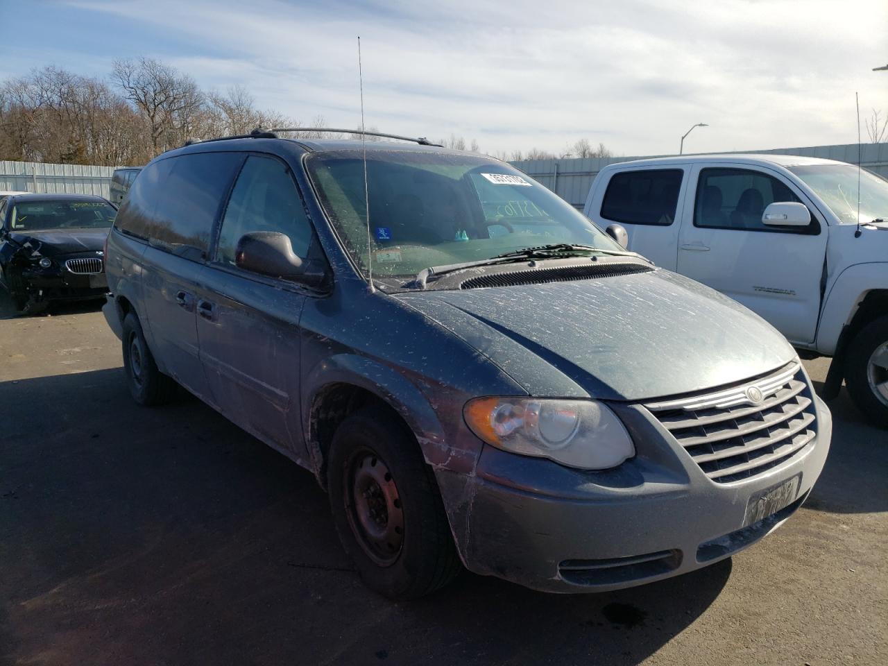 CHRYSLER TOWN & COU 2005 with VIN 2C4GP44R15R126729 - Photo from auction