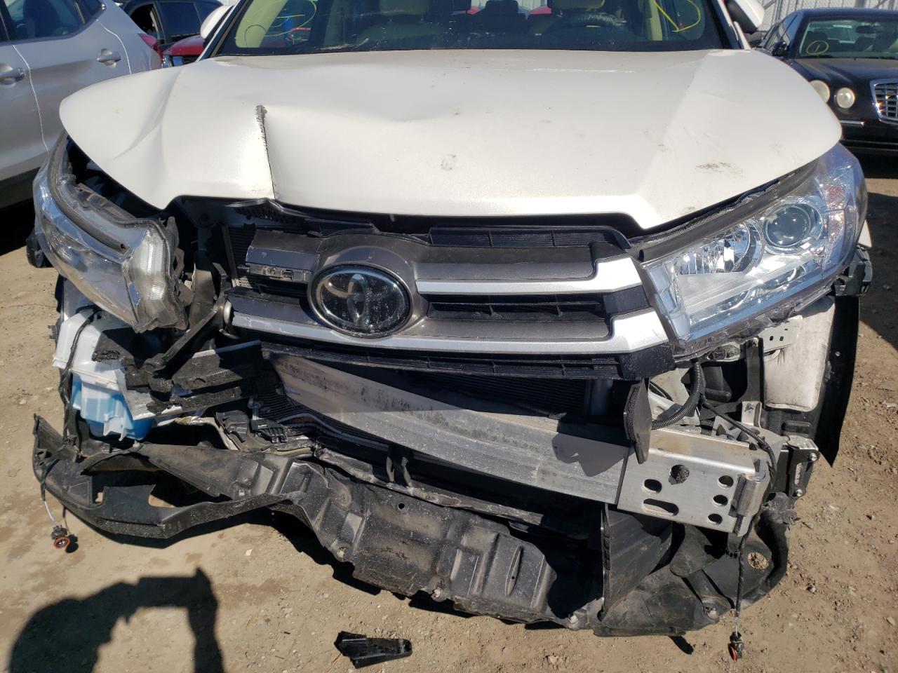 Photo 9 from auction – 2019 TOYOTA HIGHLANDER with VIN 5TDJZRFH5KS618166