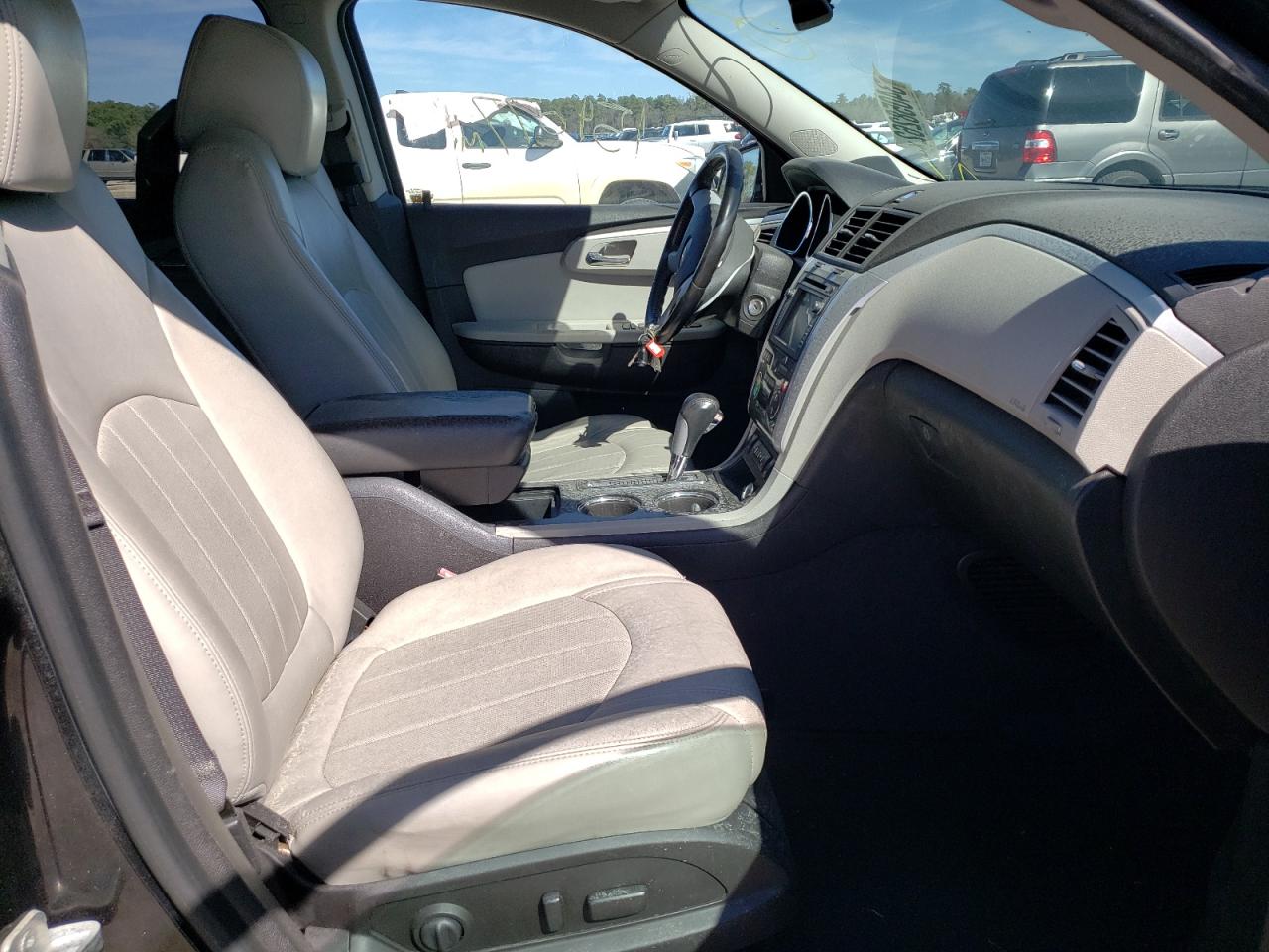 Photo 5 from auction – 2012 CHEVROLET TRAVERSE L with VIN 1GNKRLED6CJ179162