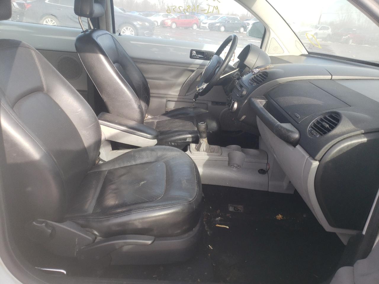 Photo 5 from auction – 2000 VOLKSWAGEN BEETLE with VIN 3VWCD21C0YM486692