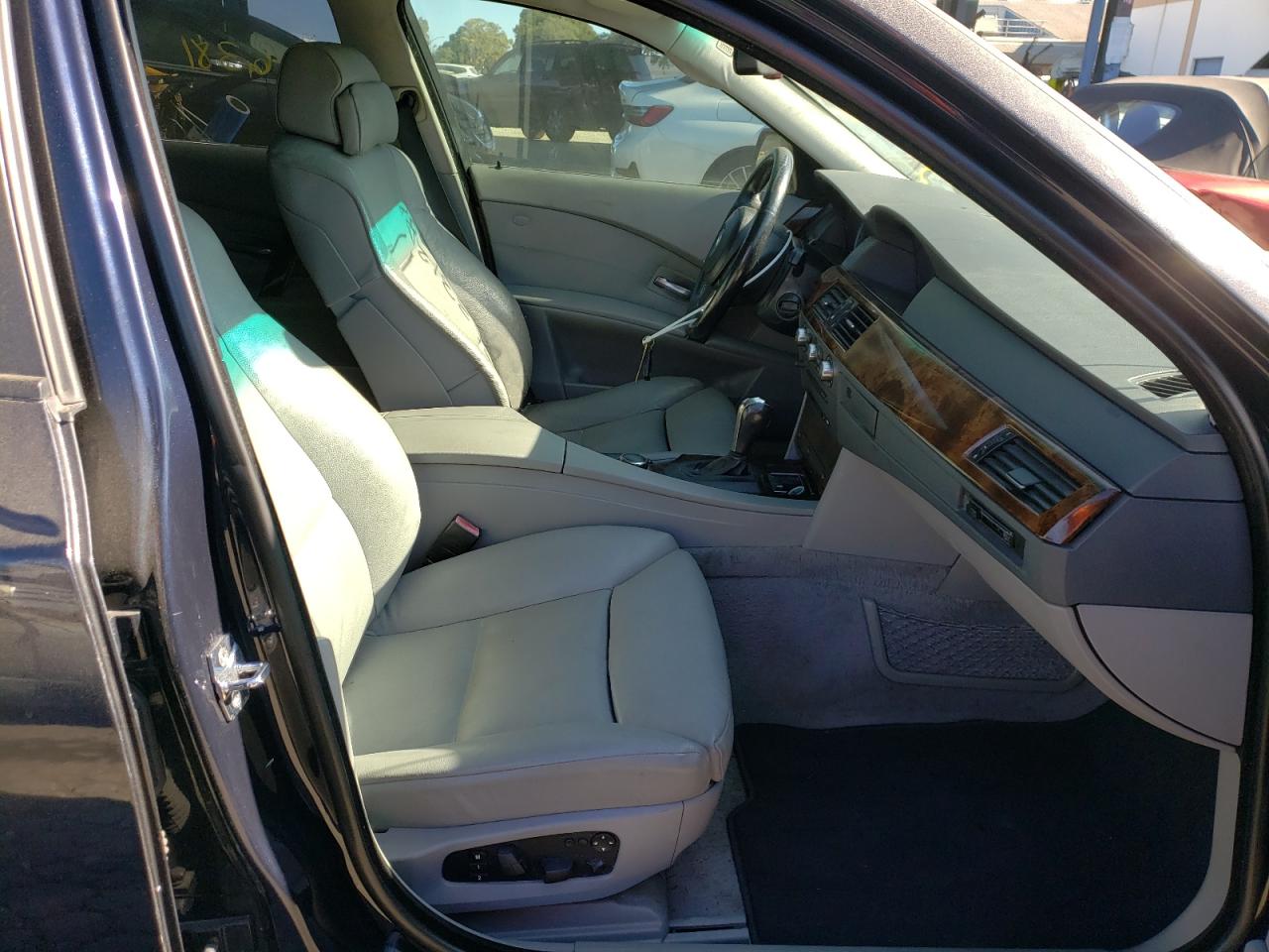 Photo 5 from auction – 2007 BMW 525 I with VIN WBANE53577CW61039
