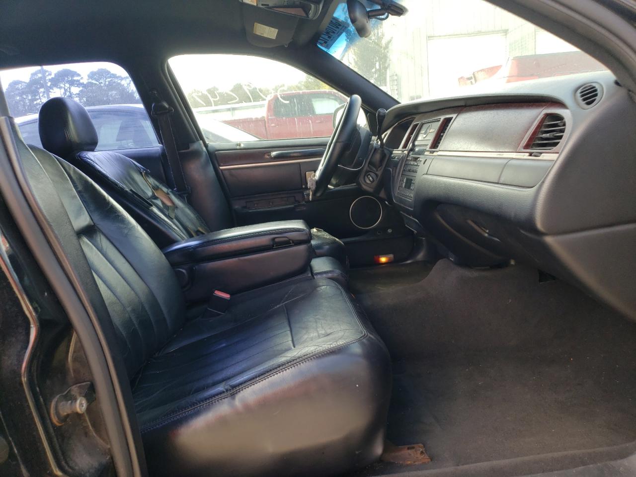 Photo 5 from auction – 2005 LINCOLN TOWN CAR E with VIN 1LNHM84W55Y664951