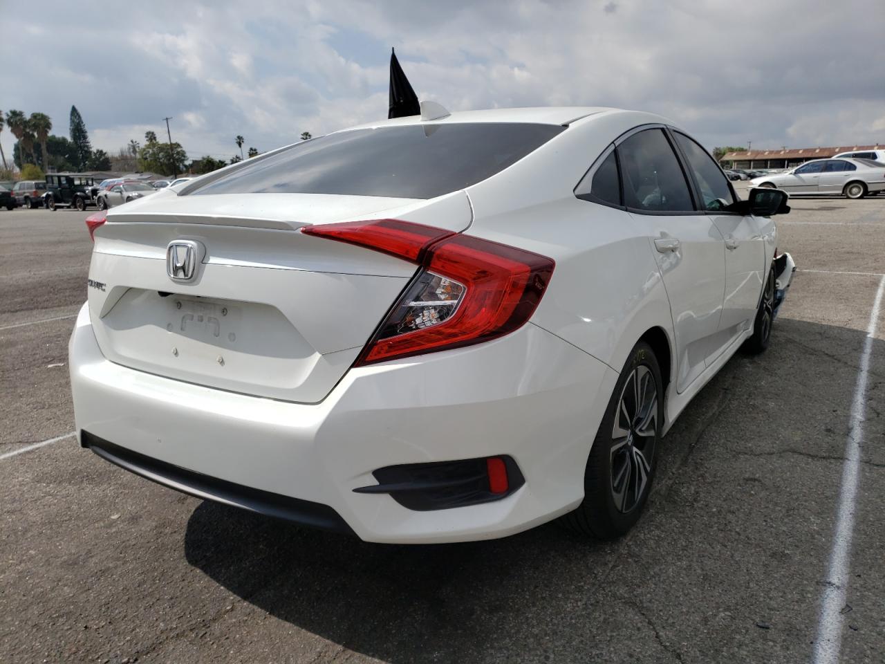Photo 4 from auction – 2018 HONDA CIVIC EXL with VIN JHMFC1F72JX033231