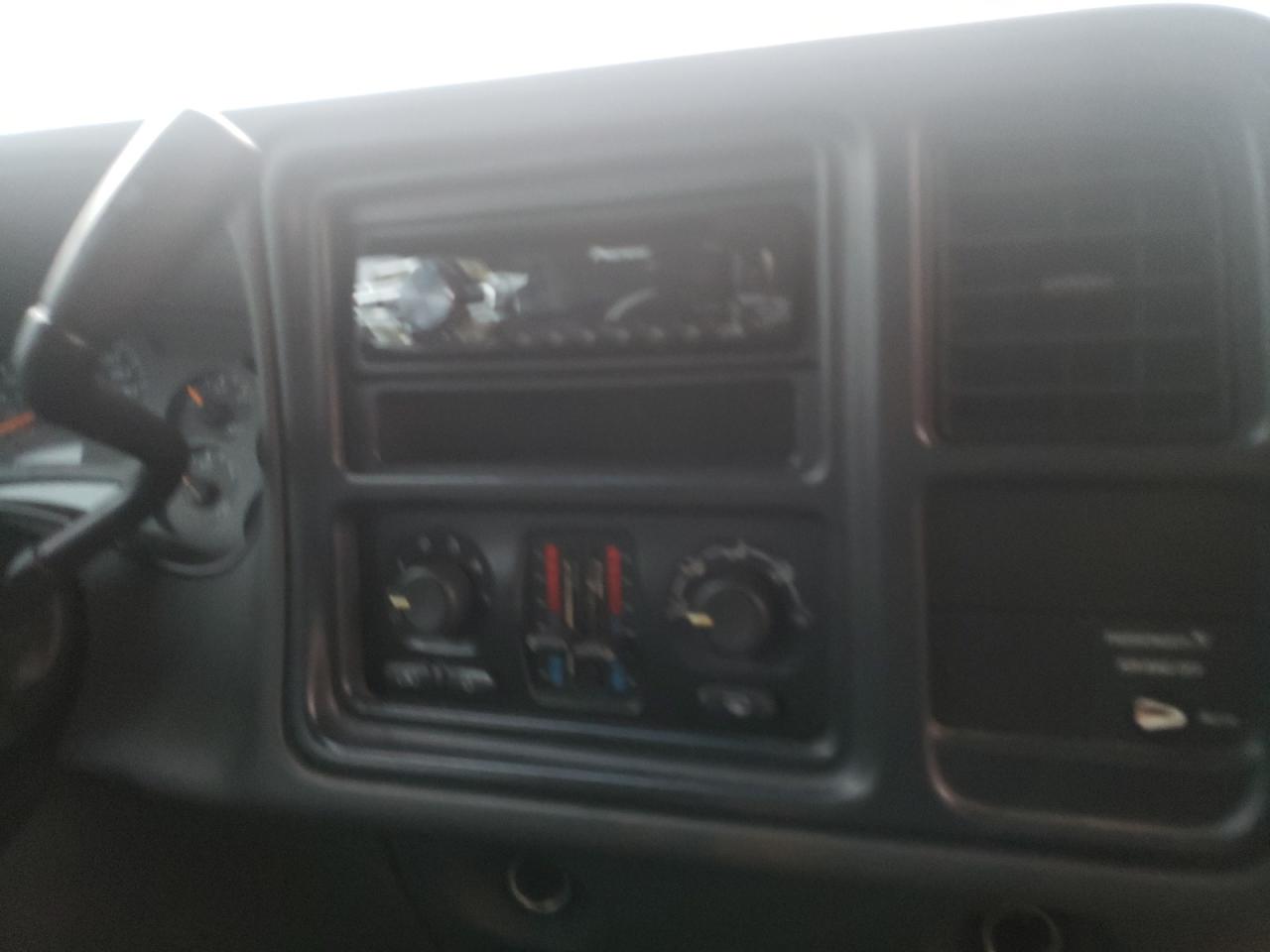 Photo 9 from auction – 2004 CHEVROLET SILVERADO with VIN 2GCEC19T641197198
