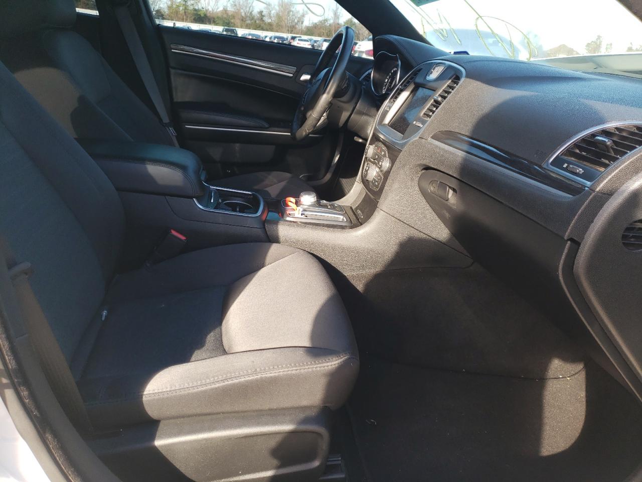 Photo 5 from auction – 2019 CHRYSLER 300 TOURIN with VIN 2C3CCAAG4KH758125