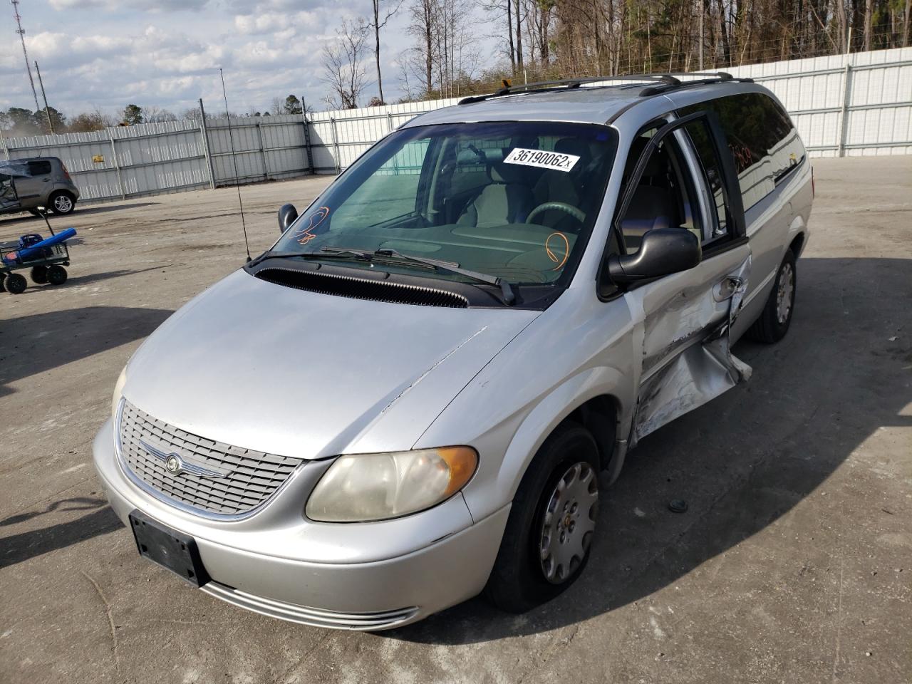 Photo 2 from auction – 2001 CHRYSLER TOWN & COU with VIN 2C8GP44G31R103976