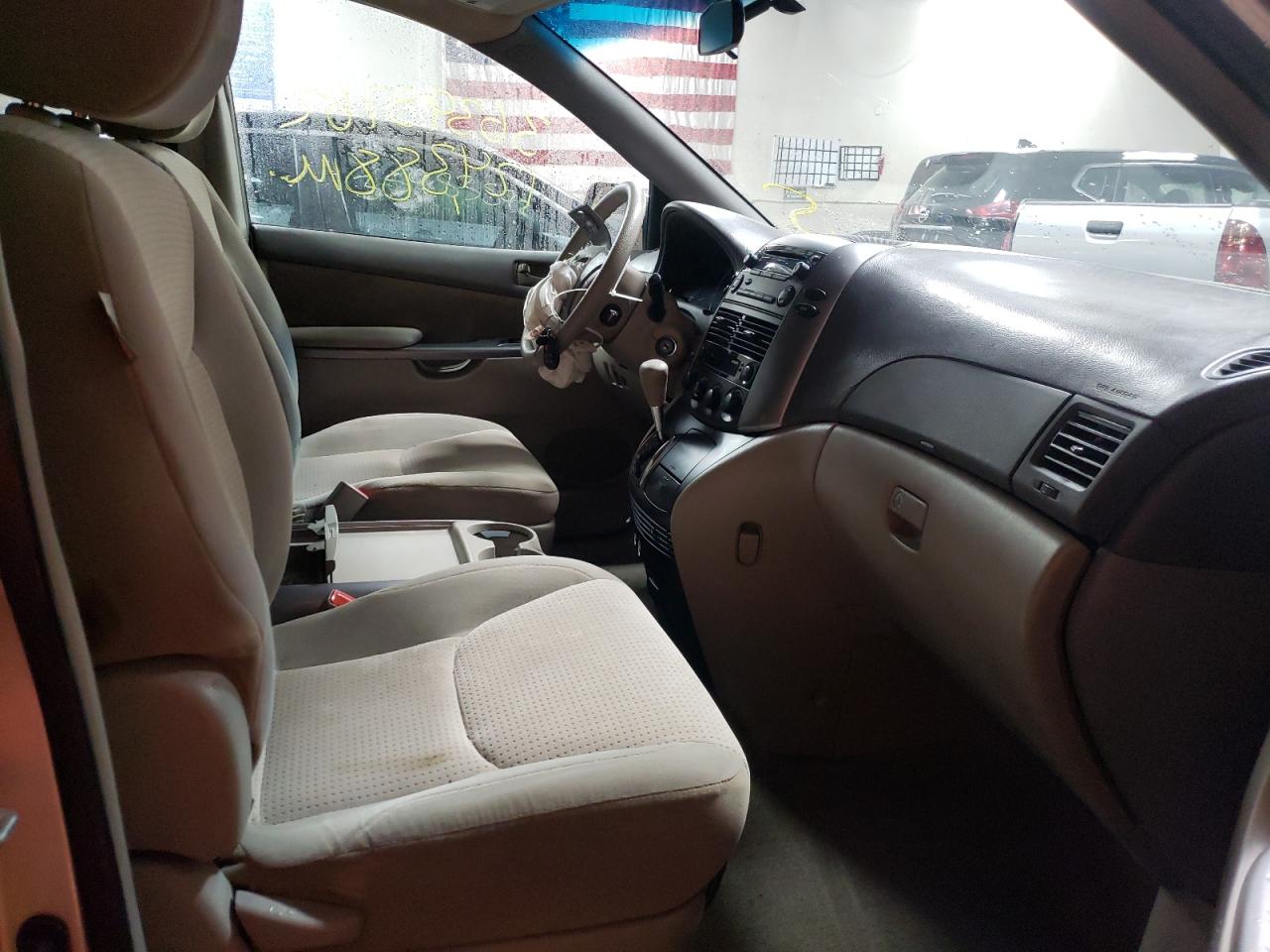 Photo 5 from auction – 2010 TOYOTA SIENNA CE with VIN 5TDKK4CC9AS295646