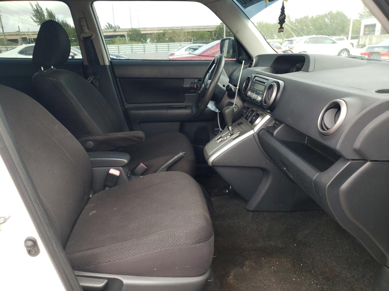 Photo 5 from auction – 2008 TOYOTA SCION XB with VIN JTLKE50EX81060655