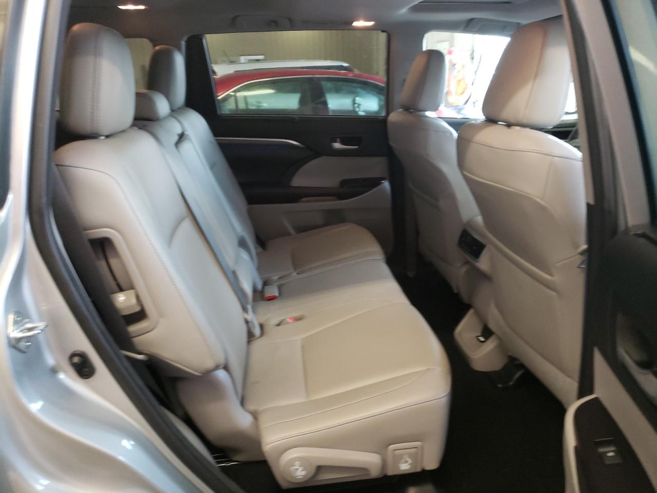 Photo 6 from auction – 2018 TOYOTA HIGHLANDER with VIN 5TDDZRFH8JS489299