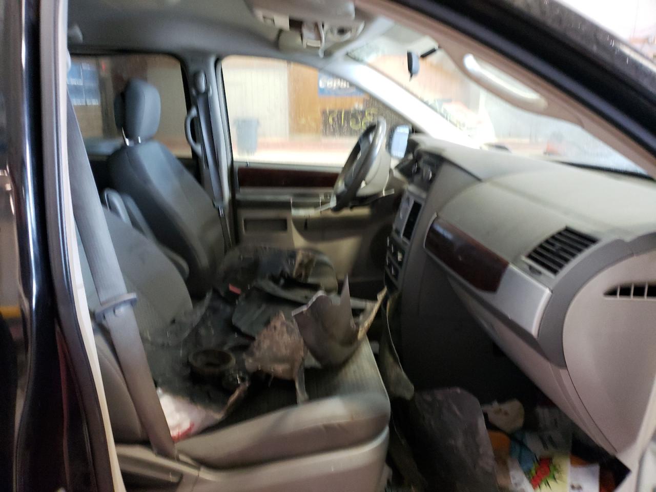 Photo 5 from auction – 2010 CHRYSLER TOWN & COU with VIN 2A4RR5D1XAR449720