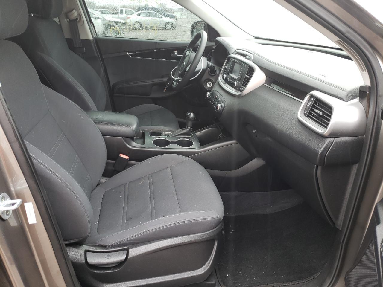 Photo 5 from auction – 2016 KIA SORENTO LX with VIN 5XYPGDA38GG171061