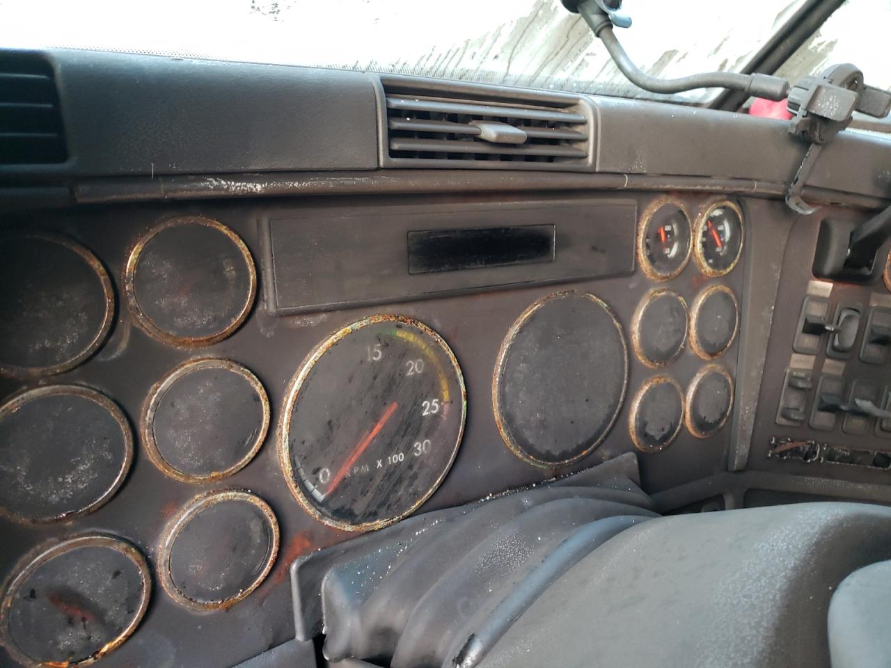 Photo 8 from auction – 2005 FREIGHTLINER CONVENTION with VIN 1FVAA6CVX5LN39280