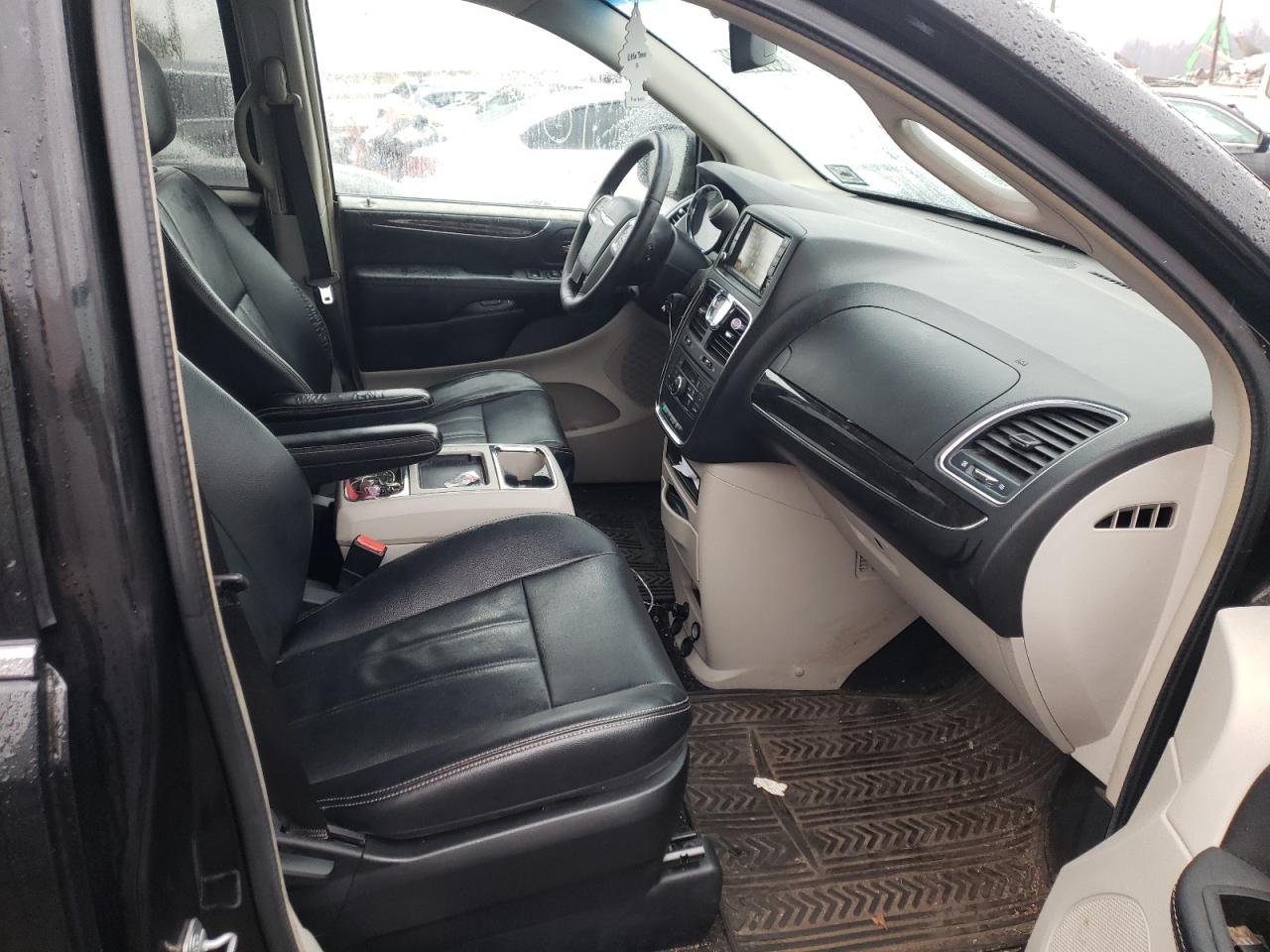 Photo 5 from auction – 2014 CHRYSLER TOWN & COU with VIN 2C4RC1BG0ER464904