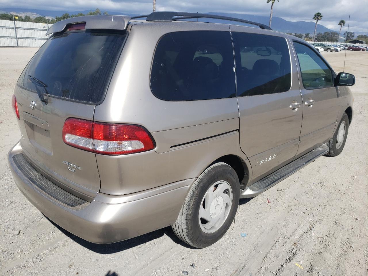 Photo 4 from auction – 2002 TOYOTA SIENNA LE with VIN 4T3ZF13C62U473532