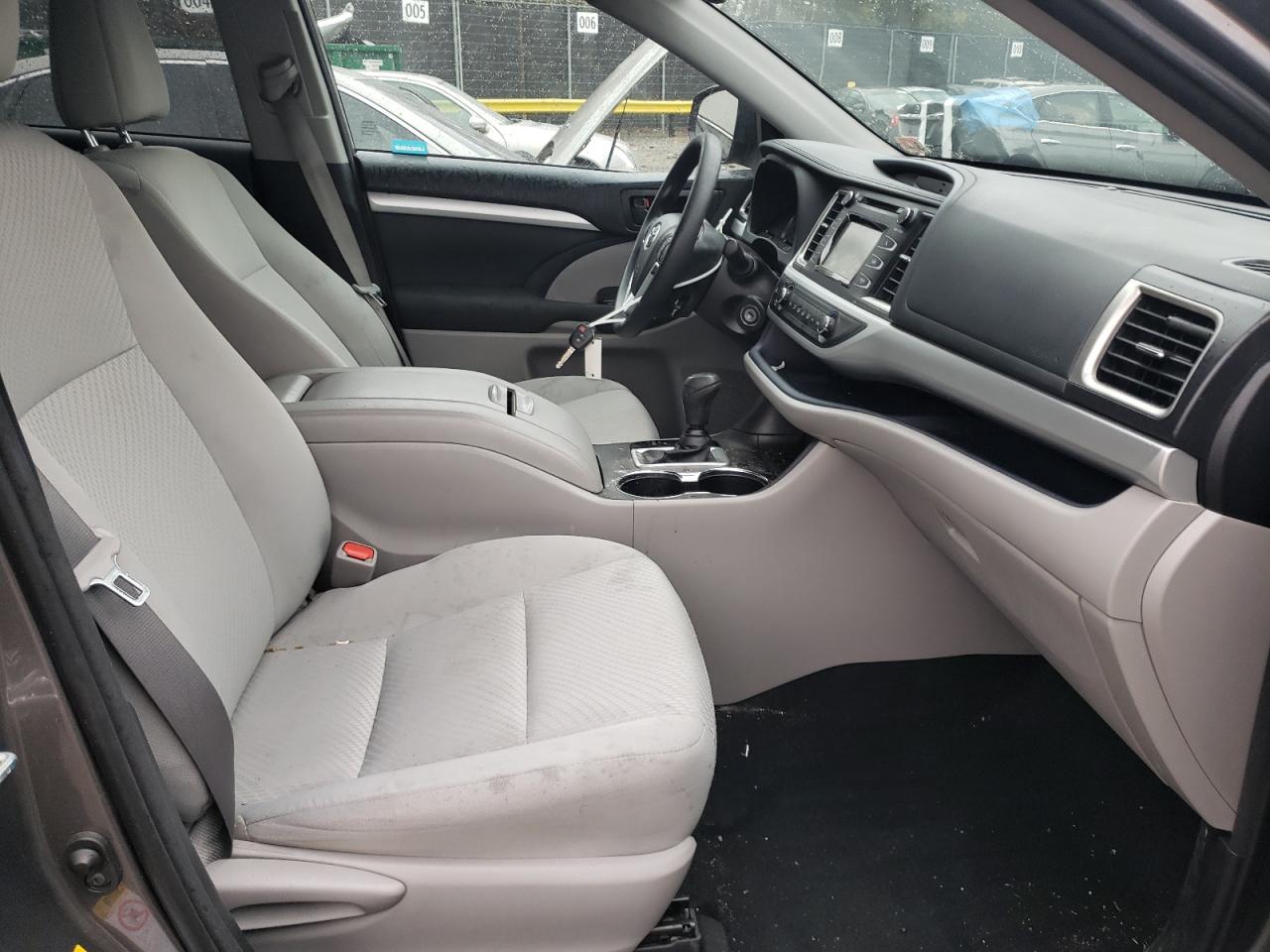 Photo 5 from auction – 2018 TOYOTA HIGHLANDER with VIN 5TDZARFH9JS040971
