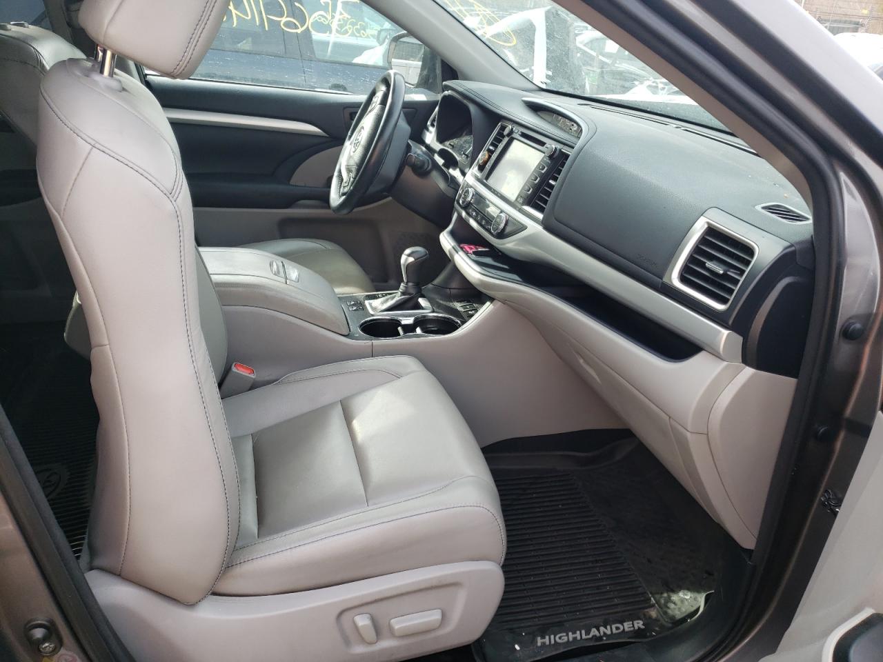Photo 5 from auction – 2017 TOYOTA HIGHLANDER with VIN 5TDJZRFHXHS478897