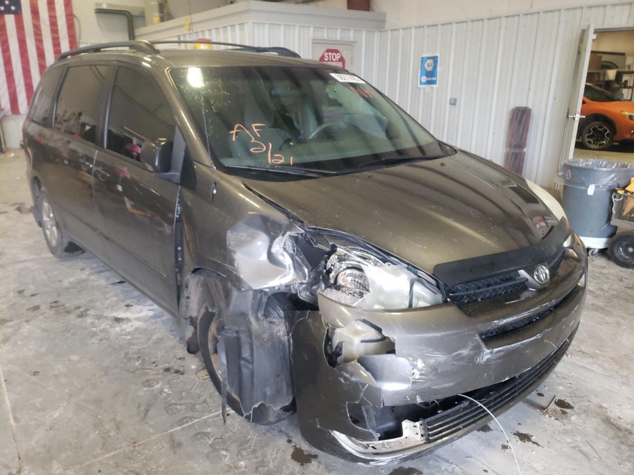TOYOTA SIENNA VAN 2004 with VIN 5TDZA23C54S024609 - Photo from auction