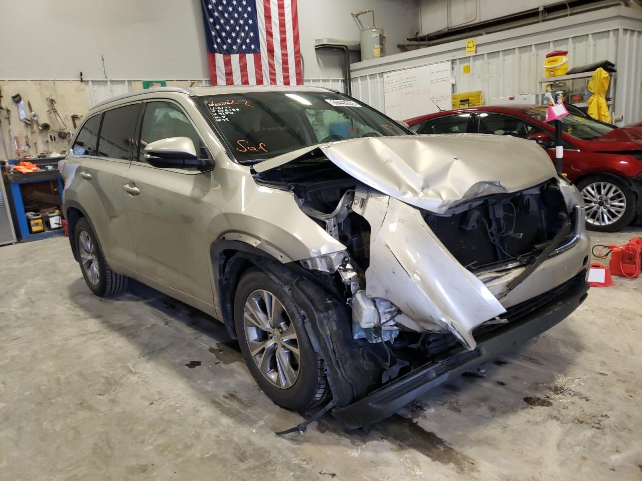 TOYOTA HIGHLANDER 2015 with VIN 5TDKKRFH1FS069158 - Photo from auction