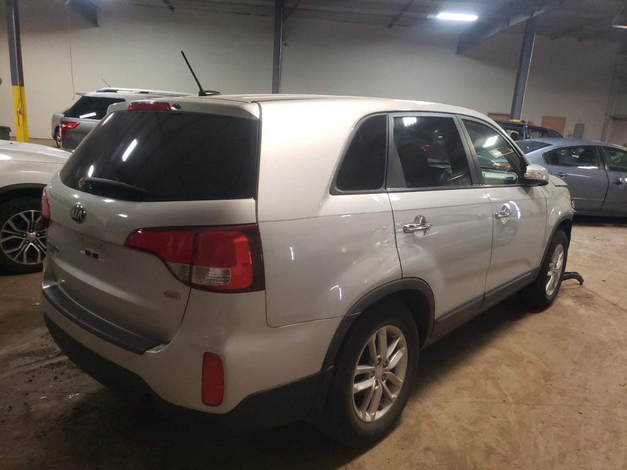 Photo 4 from auction – 2014 KIA SORENTO LX with VIN 5XYKT3A61EG449533