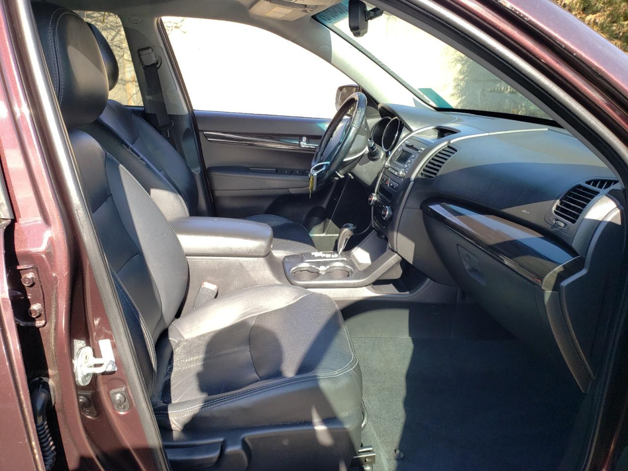 Photo 5 from auction – 2011 KIA SORENTO EX with VIN 5XYKU4A20BG075430