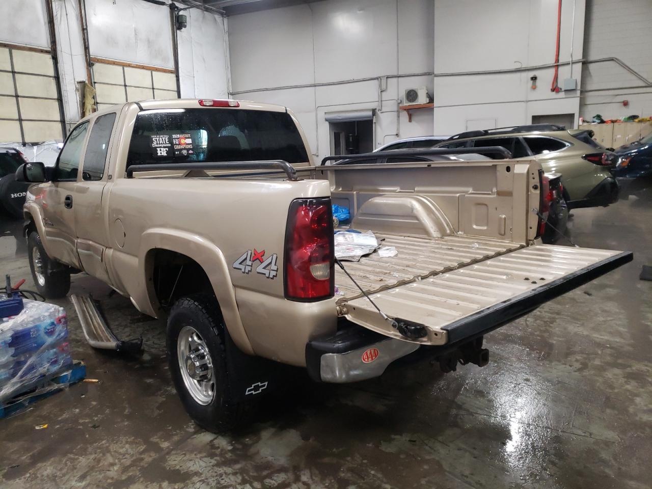 Photo 3 from auction – 2004 CHEVROLET SILVERADO with VIN 1GCHK29114E161390