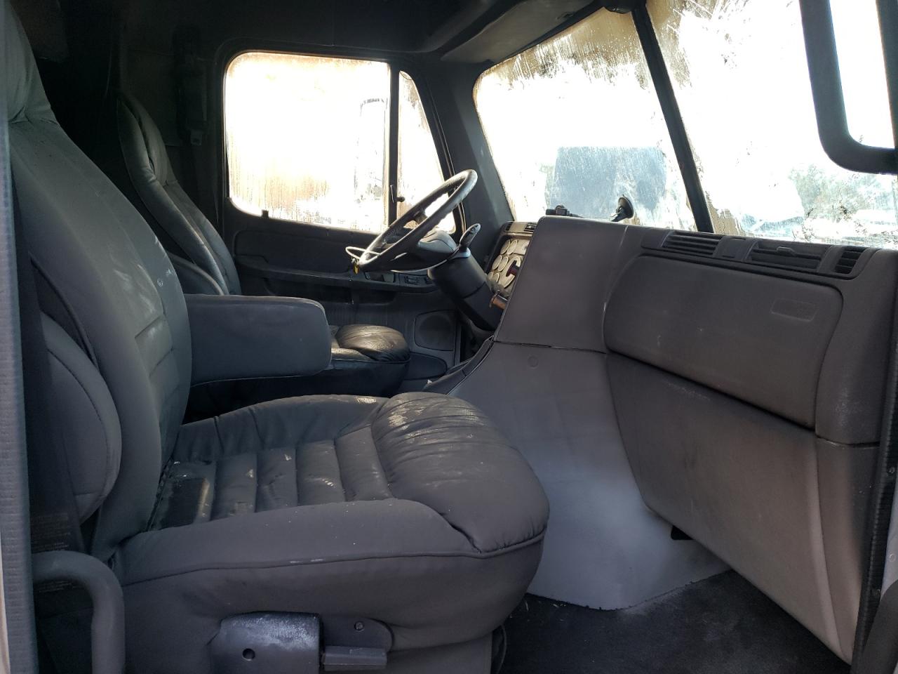 Photo 5 from auction – 2005 FREIGHTLINER CONVENTION with VIN 1FVAA6CVX5LN39280