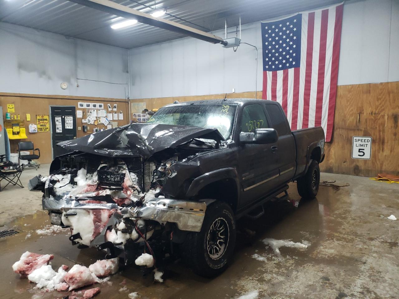 Photo 2 from auction – 2004 CHEVROLET SILVERADO with VIN 1GCHK29254E359155