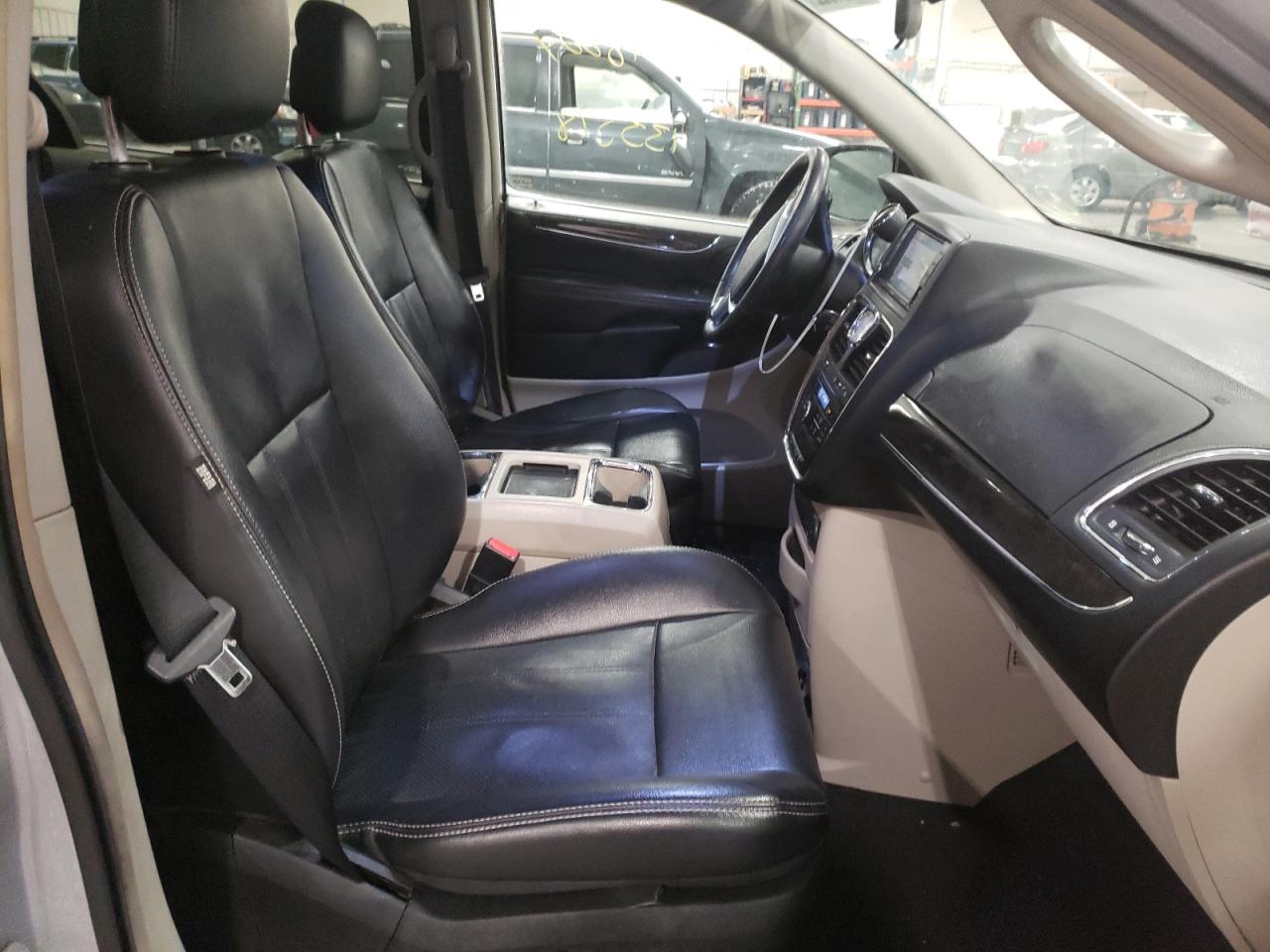 Photo 5 from auction – 2011 CHRYSLER TOWN & COU with VIN 2A4RR8DG0BR679970