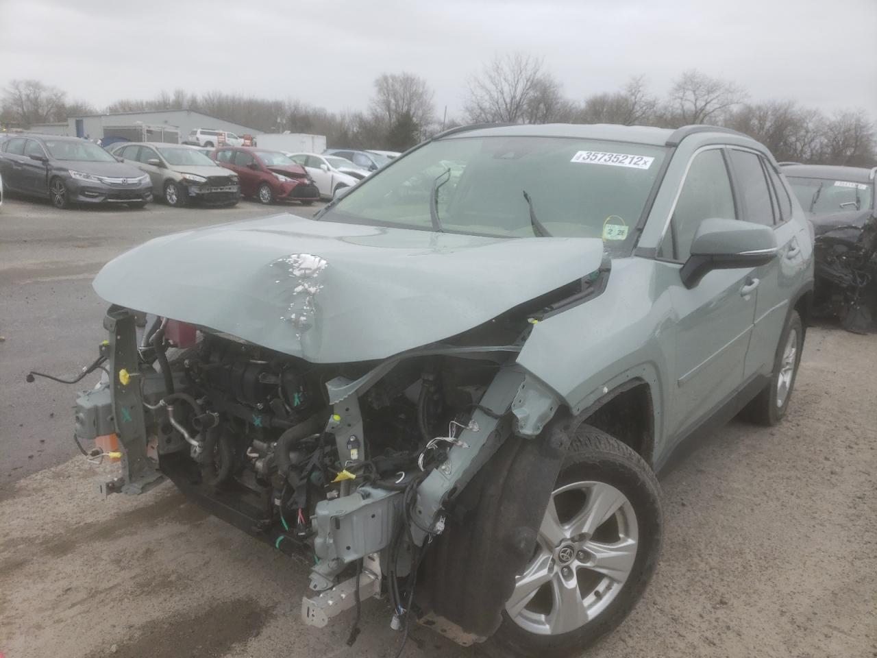 Zdjęcie 2 z aukcji – 2021 TOYOTA RAV4 XLE z VIN JTMP1RFV7MD078213