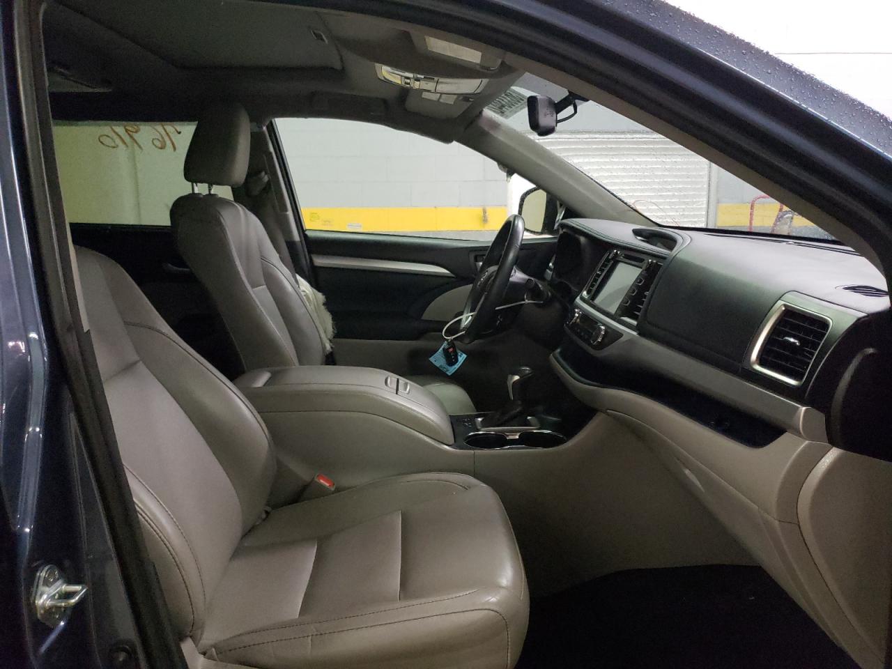 Photo 5 from auction – 2016 TOYOTA HIGHLANDER with VIN 5TDKKRFH3GS134562