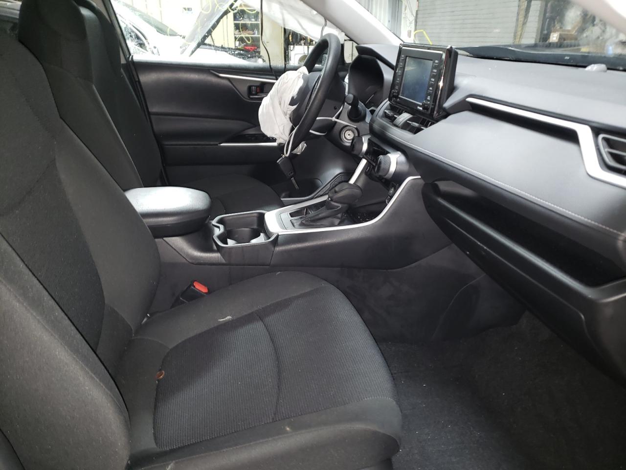 Photo 5 from auction – 2021 TOYOTA RAV4 LE with VIN 2T3F1RFV5MC165043