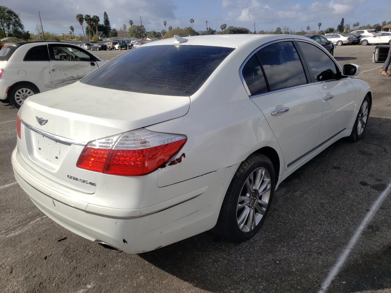 Photo 4 from auction – 2011 HYUNDAI GENESIS 4. with VIN KMHGC4DF3BU129059