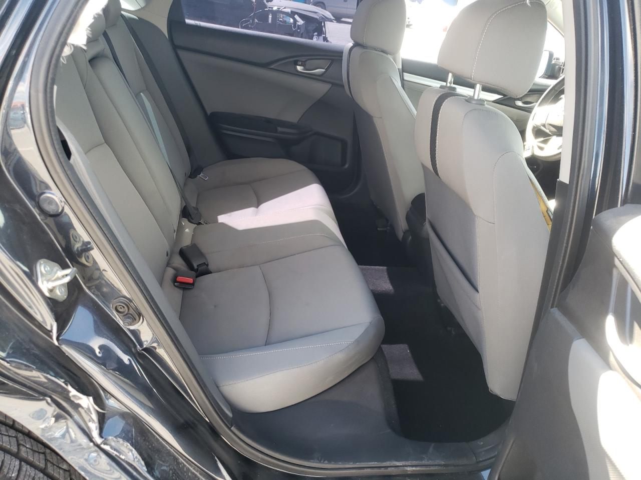 Photo 6 from auction – 2018 HONDA CIVIC EX with VIN 19XFC2F70JE030769