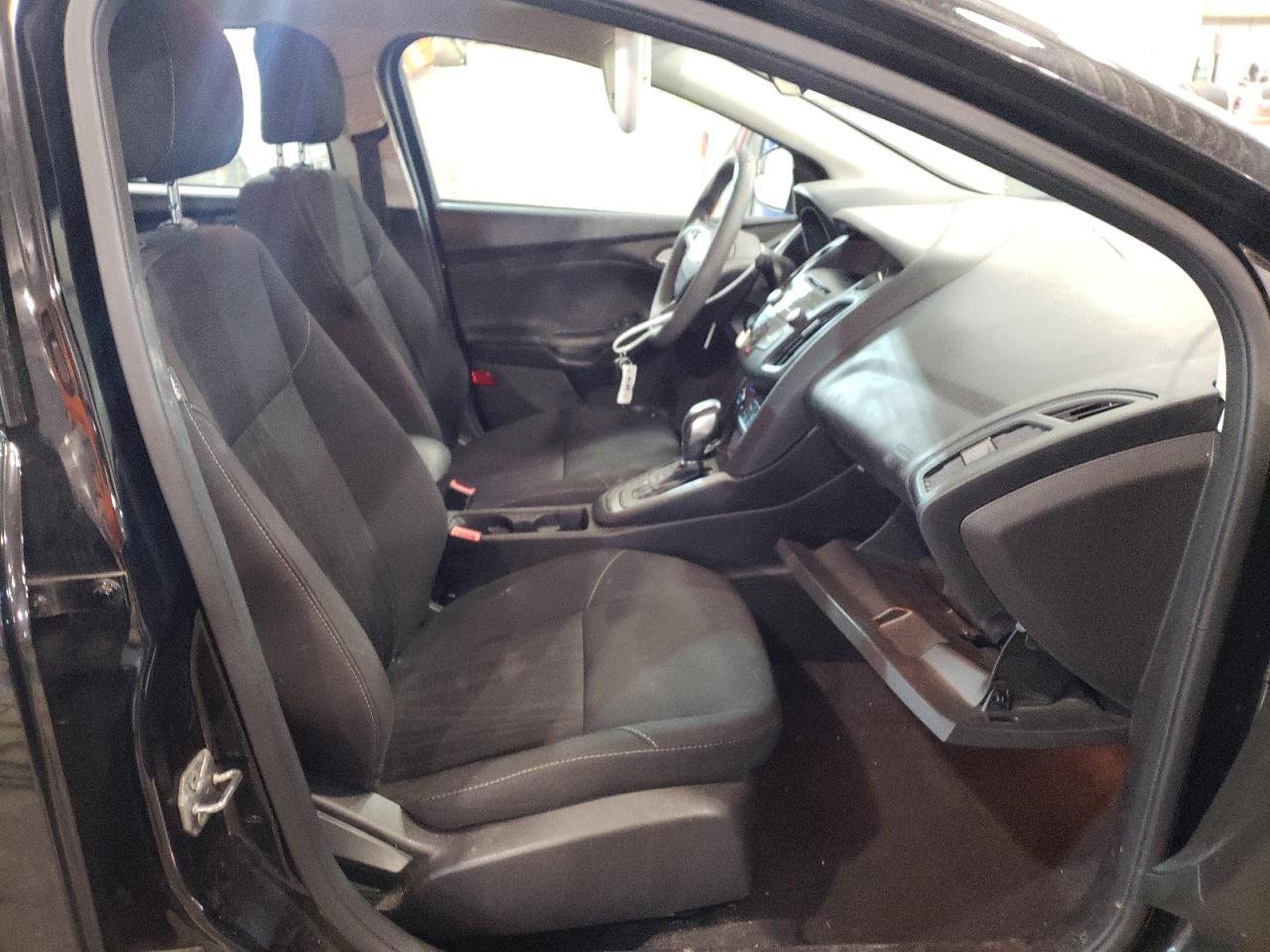 Photo 5 from auction – 2016 FORD FOCUS SE with VIN 1FADP3FE3GL225335