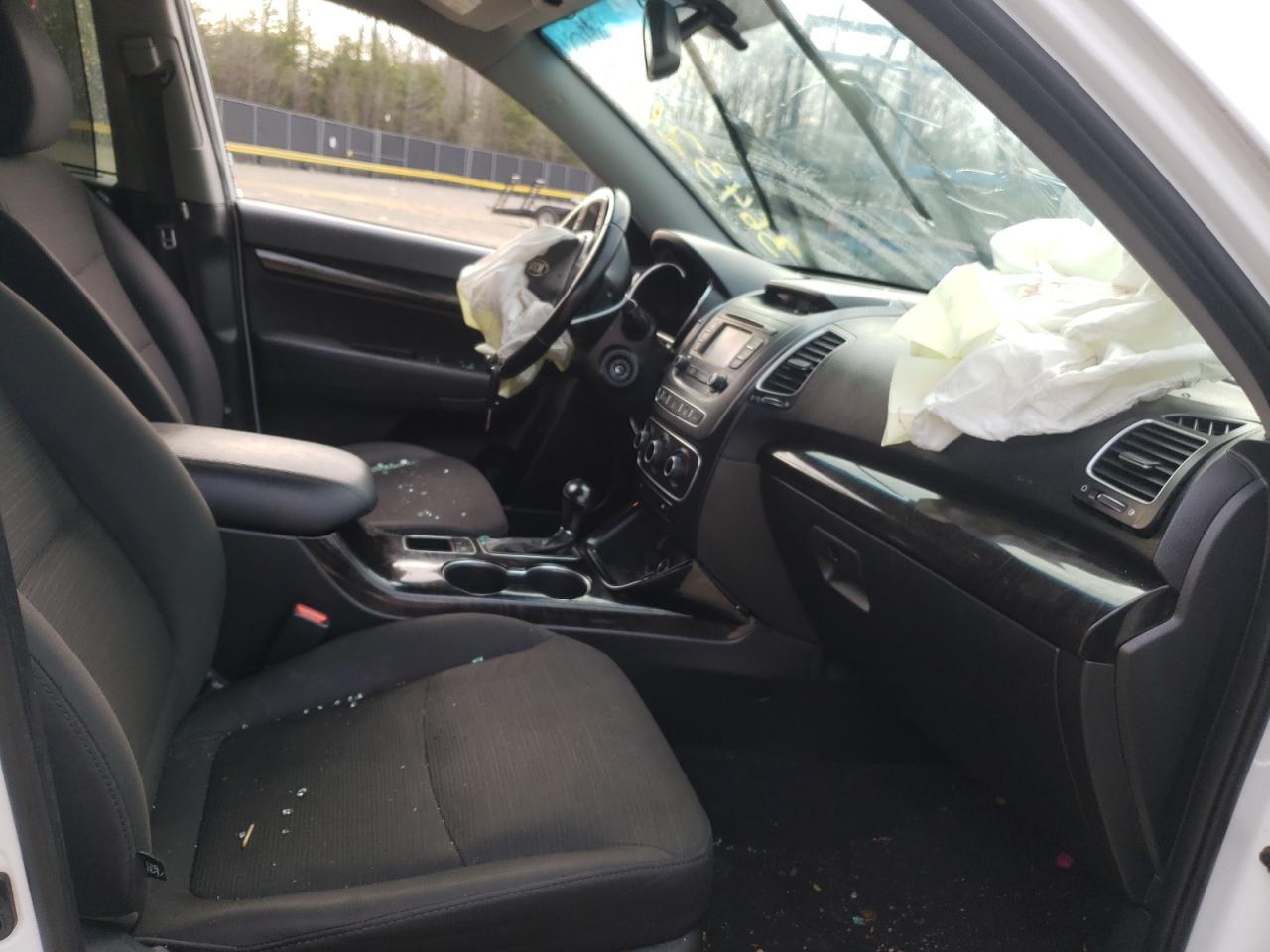 Photo 5 from auction – 2015 KIA SORENTO LX with VIN 5XYKTCA60FG608348