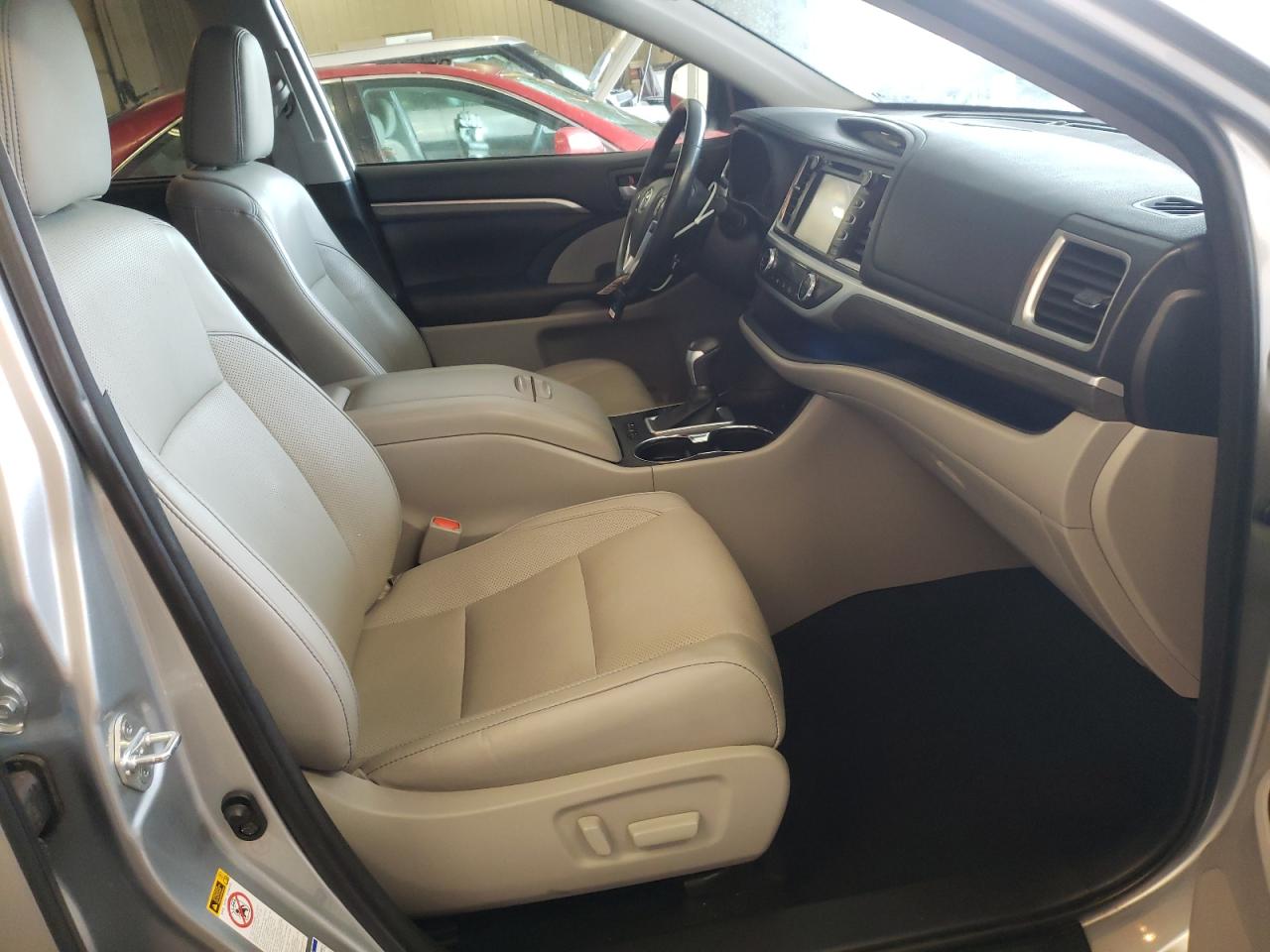 Photo 5 from auction – 2018 TOYOTA HIGHLANDER with VIN 5TDDZRFH8JS489299